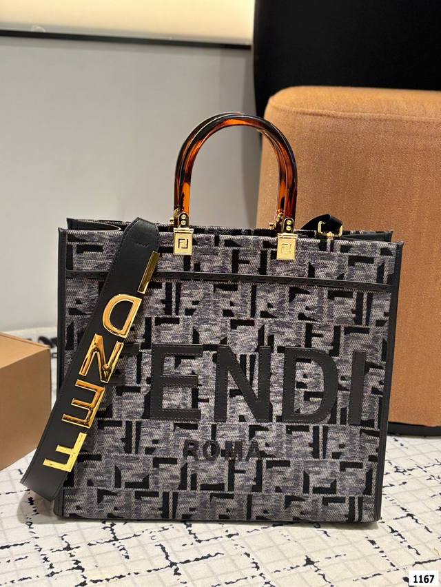 毛呢 Fendi渐变色托特包 采用雪尼尔绒材质，比较温暖 尺寸38 30Cm