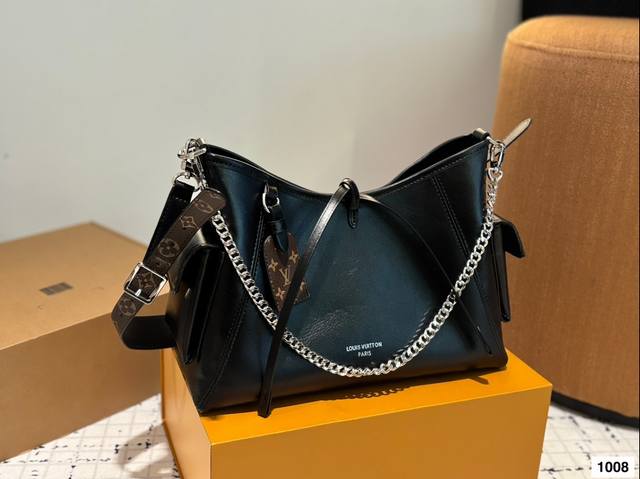 礼盒 Lv 新款carryall 对比三月上市的iv新品直戳我心！ 男生也能背的全新纯黑 Carryall 男生背也超好看特别是这种随性的一个风格加上羊皮的一个