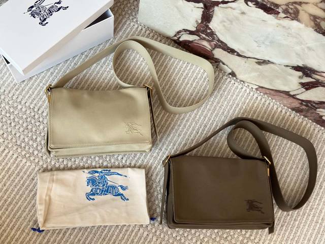 Burberry猎户米 采用经典风衣防渗雨嘎巴甸面料,猎户米色致敬了 Burberry品牌专注户外服饰的悠久传统,从而打造功能性面料实用且时尚的设计理念。 Burberry猎户米 采用经典风衣防渗雨嘎巴甸面料,猎户米色致敬了 Burberry品牌专注户外服饰的悠久传统,从而打造功能性面料实用且时尚的设计理念。