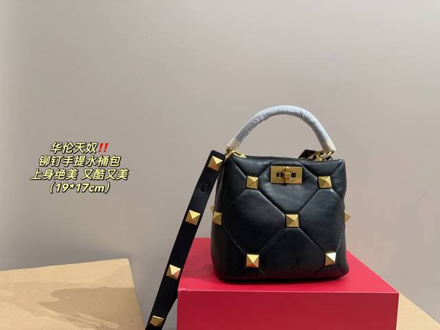 配折叠盒尺寸19.17 华伦天奴 毛绒手提水桶包 精致美丽 高级优雅 很好驾驭,不挑衣服,不挑季节 一年四季都可,可盐可甜 高个子小姐姐背,气质御姐范 小个子的 配折叠盒尺寸19.17 华伦天奴 毛绒手提水桶包 精致美丽 高级优雅 很好驾驭,不挑衣服,不挑季节 一年四季都可,可盐可甜 高个子小姐姐背,气质御姐范 小个子的