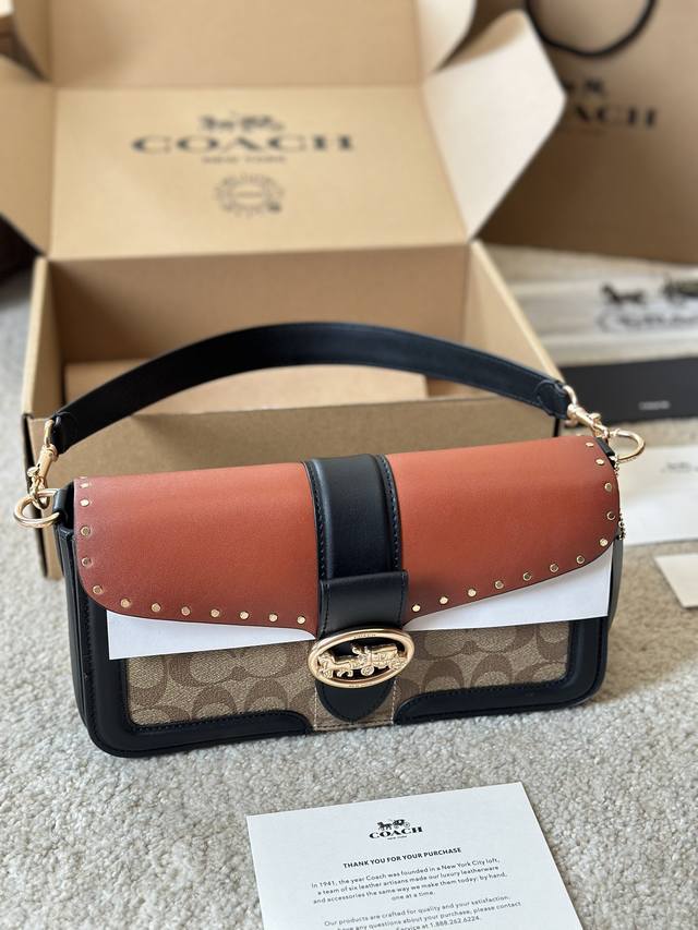 复刻版 牛皮 Coach Georgie 系列邮差包，拼色铆钉款，搭配双肩 带，可手拎可斜挎还可以腋下背！尺寸 27*14*7Cm 全套礼盒包装 新包装