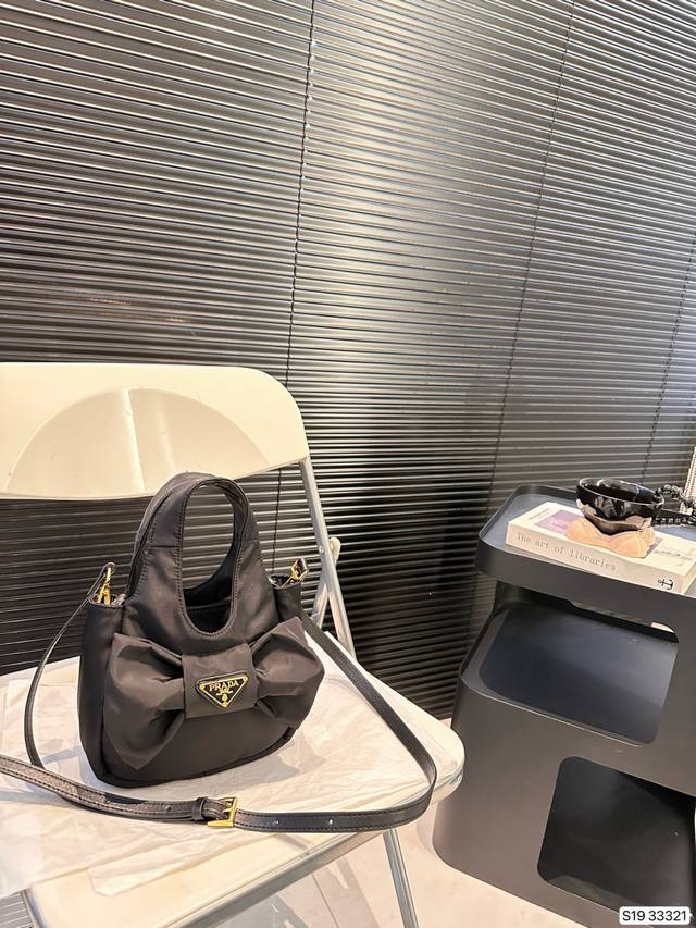 普拉达新包惊艳了我的prada也有甜妹 黑色蝴蝶结法式优雅甜美复古，包型简约大气，爱了爱了精致小包包日常必备#Prada 菜篮子 尺寸：19 15 货号3332