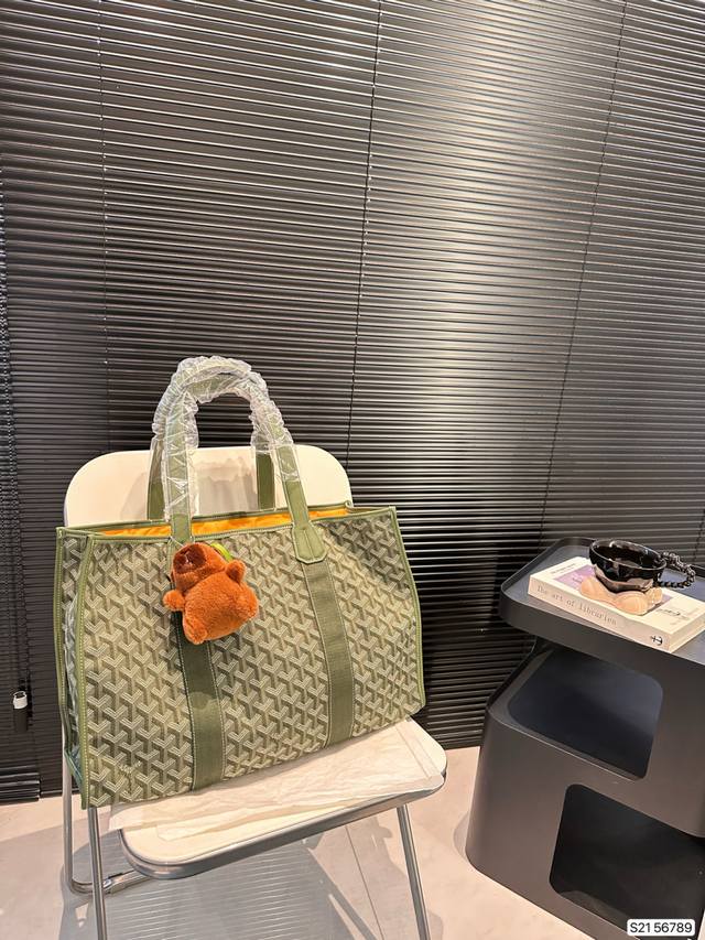 戈雅goyard购物袋 最近又开始迷goyar D这个包型推荐给大家! 尺寸:46 30 货号56789 戈雅goyard购物袋 最近又开始迷goyar D这个包型推荐给大家! 尺寸:46 30 货号56789