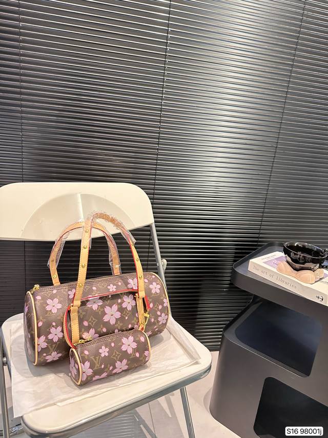 Lv中古腋下包 二合一枕头包 中古包都是非常经典的包包 不仅款式特别且不怕烂大街 是禁得起时间考验＋绝版的精品 即使10年、20年过去依旧经得起市场挑剔的考验尺