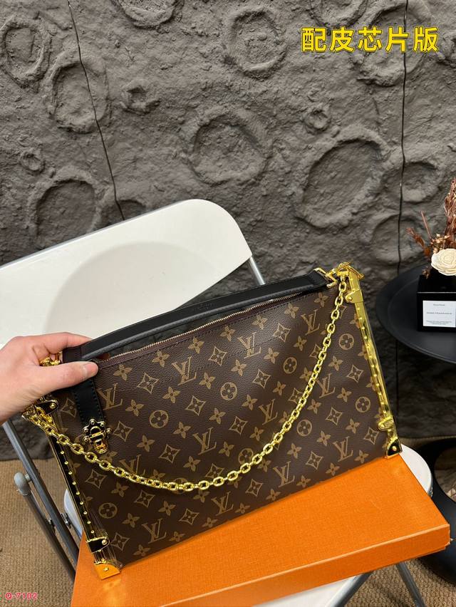 配折叠盒 Lv 路易威登新款老花lucky Trunk手袋整个边角五金件，又酷又时髦~ 容量很棒 中间可以折下去 作腋下背金属链条的设计增加了很多时髦感别致构型