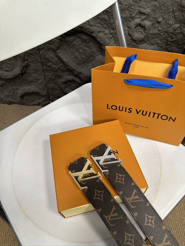 升级版 Lv! !高版本! 腰带 嘿哈 原单牛皮皮带~热门款 皮带里面最火的啦~质量很好 全套包装!五金绝对不褪色 皮带头和专柜一样的哦~ 配礼盒手提袋发票 升级版 Lv! !高版本! 腰带 嘿哈 原单牛皮皮带~热门款 皮带里面最火的啦~质量很好 全套包装!五金绝对不褪色 皮带头和专柜一样的哦~ 配礼盒手提袋发票