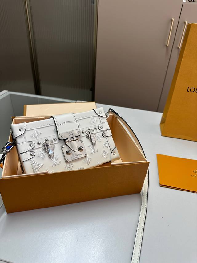 Lv 小盒子petite Malle 这个小盒子的颜值太高啦！ 太cute了！小箱子 花纹和大小都是我喜欢的 D-268尺寸20×12折叠盒