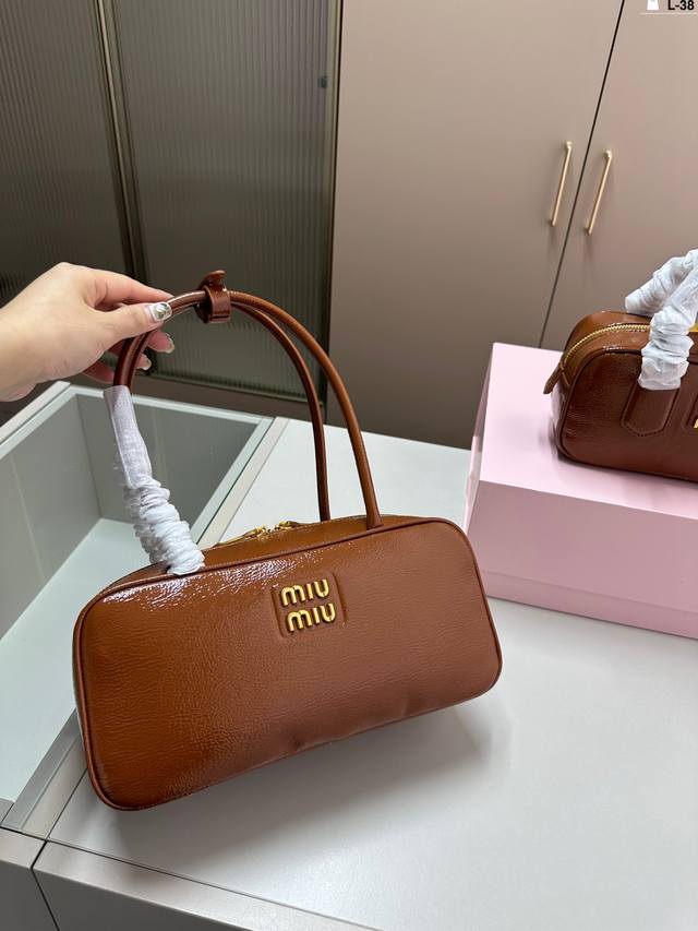 Miumiu保龄球包包 又奶又千金的感觉！ 绝对不是小废包哦容量足足的~ L-38尺寸24×12 28×13折叠盒