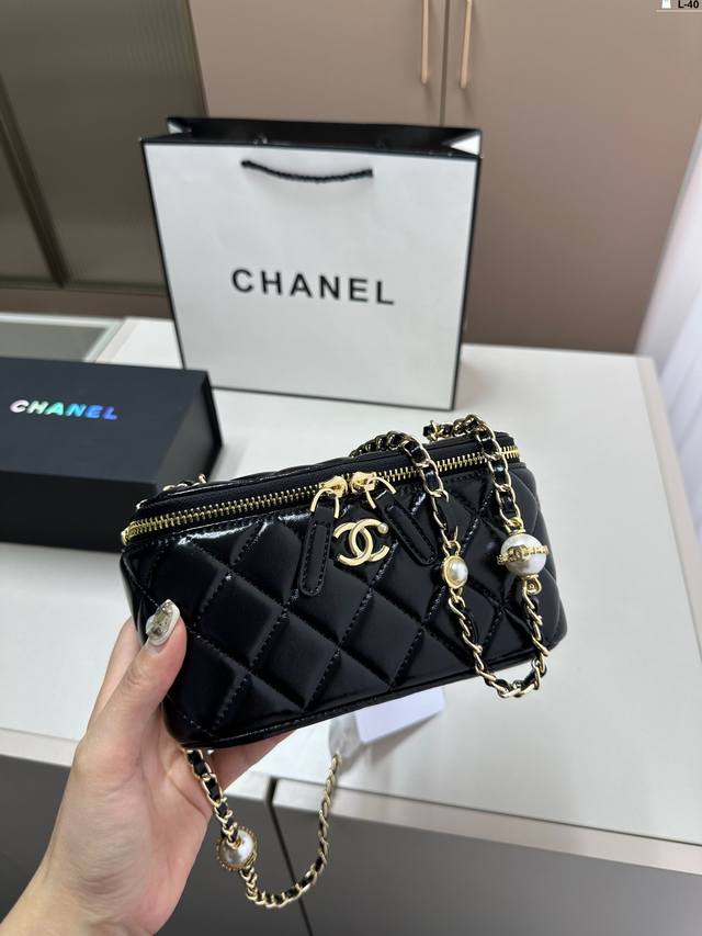 Chanel 香奈儿新品珍珠链条盒子包 精巧别致链条化妆盒，包身轻便， 怎么背都随意时髦又好看，值得入手 L-40尺寸18×11折叠盒