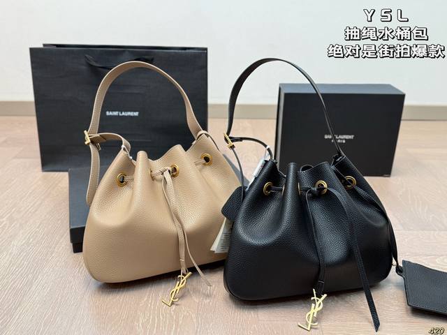 配盒 圣罗兰ysl 抽绳水桶包 绝对是街拍爆款 袋口收缩设计增强实用性 肩带可调节 多种背法都超nice 时尚休闲各种凹造型 四季百搭。 尺寸30 23
