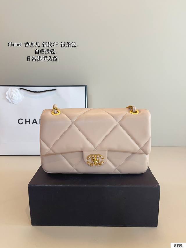 配礼盒. 香奈儿 Bag19链条包. 实物真的惊艳了！ 容量满足日常需求 美貌与实用并存。 精致小女人的小可爱或者优雅lady风都可以 Hold住哦尺寸：25*