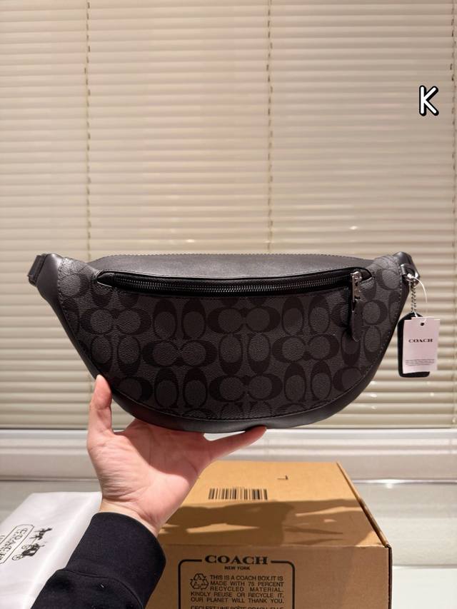 复刻版 牛皮 无盒 男士腰包 Coach酷帅邻家风走起~ 男包应该如何选择时尚界男包内卷舌 不如配上一些明亮的颜色打造酷帅邻家风~ Coach蔻驰的track系