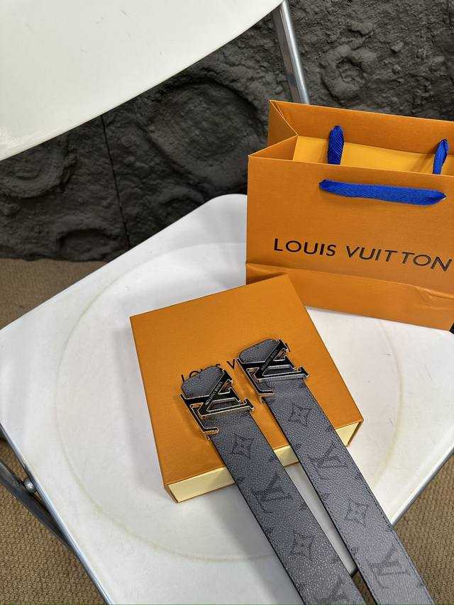 升级版 Lv! !高版本! 腰带 嘿哈 原单牛皮皮带~热门款 皮带里面最火的啦~质量很好 全套包装!五金绝对不褪色 皮带头和专柜一样的哦~ 配礼盒手提袋发票 升级版 Lv! !高版本! 腰带 嘿哈 原单牛皮皮带~热门款 皮带里面最火的啦~质量很好 全套包装!五金绝对不褪色 皮带头和专柜一样的哦~ 配礼盒手提袋发票