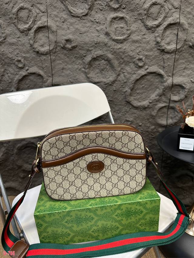 配折叠盒 Gucci 酷奇 Retro 老花邮差包 Gg Logo搭配棕色皮边 经典时尚 帆布肩带休闲舒适 包型方正大气 尺寸 25.17Cm 超大容量 超级百