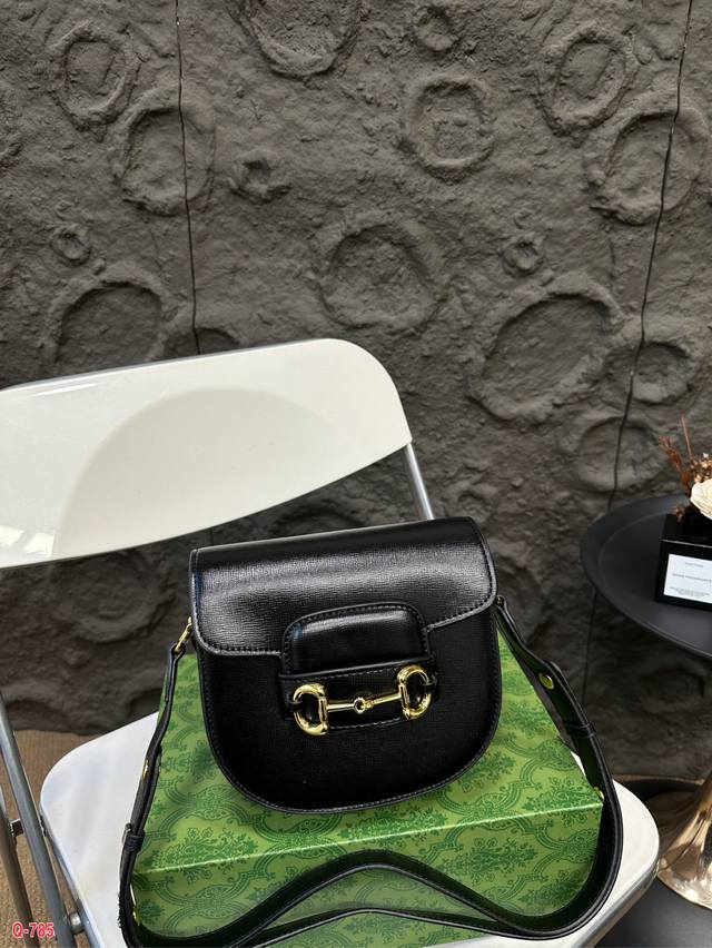 配折叠盒 酷奇gucci 永恒经典高级黑金1955小可爱永不过时 可爱的小包型经典的黑金配色 不管你是潮流的运动女孩愈 还是睿智的职场精英 又或者是优雅的气质女 配折叠盒 酷奇gucci 永恒经典高级黑金1955小可爱永不过时 可爱的小包型经典的黑金配色 不管你是潮流的运动女孩愈 还是睿智的职场精英 又或者是优雅的气质女