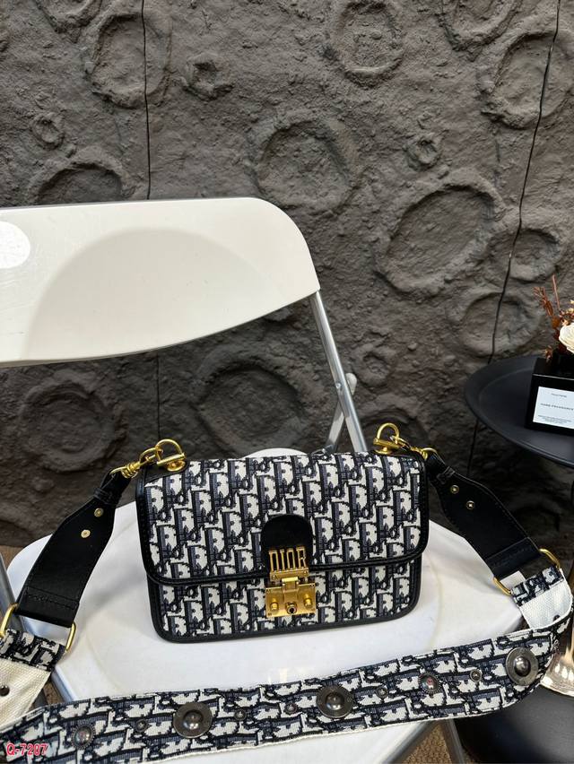 迪奥dior Addict邮差太好看啦. 方正的小豆腐包型 D+经典满印老花刺绣肩带原配 重工铆钉银饰肩带 经典款式 永不过时 尺寸24.16Cm 迪奥dior Addict邮差太好看啦. 方正的小豆腐包型 D+经典满印老花刺绣肩带原配 重工铆钉银饰肩带 经典款式 永不过时 尺寸24.16Cm