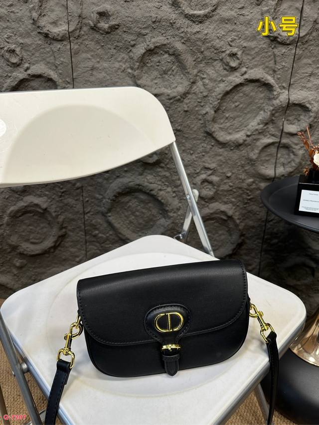 配礼盒 迪奥dior复古又时髦的马鞍包,英伦风满满! 小方包登场,复古又时髦满足你对英伦风的所有幻想 定型包包型立体感强,硬朗挺括,质感满满 翻盖磁扣的开合方式 配礼盒 迪奥dior复古又时髦的马鞍包,英伦风满满! 小方包登场,复古又时髦满足你对英伦风的所有幻想 定型包包型立体感强,硬朗挺括,质感满满 翻盖磁扣的开合方式