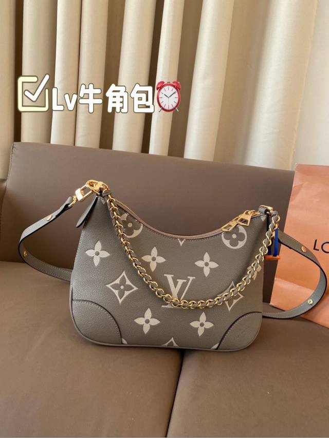 配折叠盒子 配丝巾 Lv压花牛角包 单肩背 斜跨也好 今年可流行腋下包了很轻巧 容量巨大款式百搭可以做更短的腋下包背 也很时髦 小个子 背起来毫无压力 赶紧下手