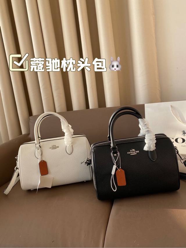 礼盒 蔻驰枕头包出货 专柜同步 最新款 超级实用的款式 手提 斜挎多用款 原版电镀五金带logo 超级大牌 内衬logo时尚百搭款式 不挑年龄段 喜欢的抓紧自留