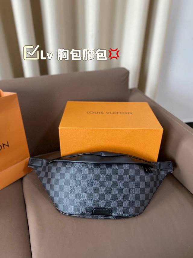 Lv 胸包腰包 配有可调节的包带,既可环于腰间,也可肩背或随性地挂在胸前 尺寸27*17 Lv 胸包腰包 配有可调节的包带,既可环于腰间,也可肩背或随性地挂在胸前 尺寸27*17