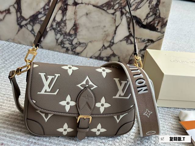 早春系列新品diane法棍lv 配有一根皮肩带 可腋下背 一根刺绣肩带 可肩背斜跨 容量日常足够用 尺寸25X15Cm 折叠盒包装