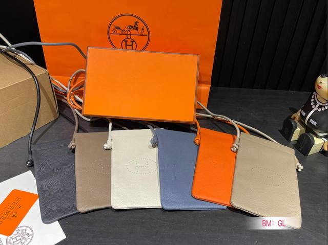 配盒 爱马仕 手机包 无论男女都非常好背 大小适中，手机、车钥匙、等等都可以轻松放入 背在身上也不会显得臃肿 背带长度也能够自如调整 爱走中性风格的宝子们赶紧进