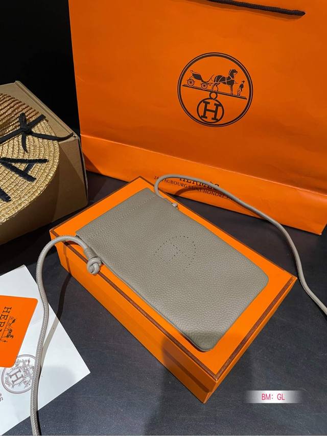 配盒 爱马仕 手机包 无论男女都非常好背 大小适中，手机、车钥匙、等等都可以轻松放入 背在身上也不会显得臃肿 背带长度也能够自如调整 爱走中性风格的宝子们赶紧进