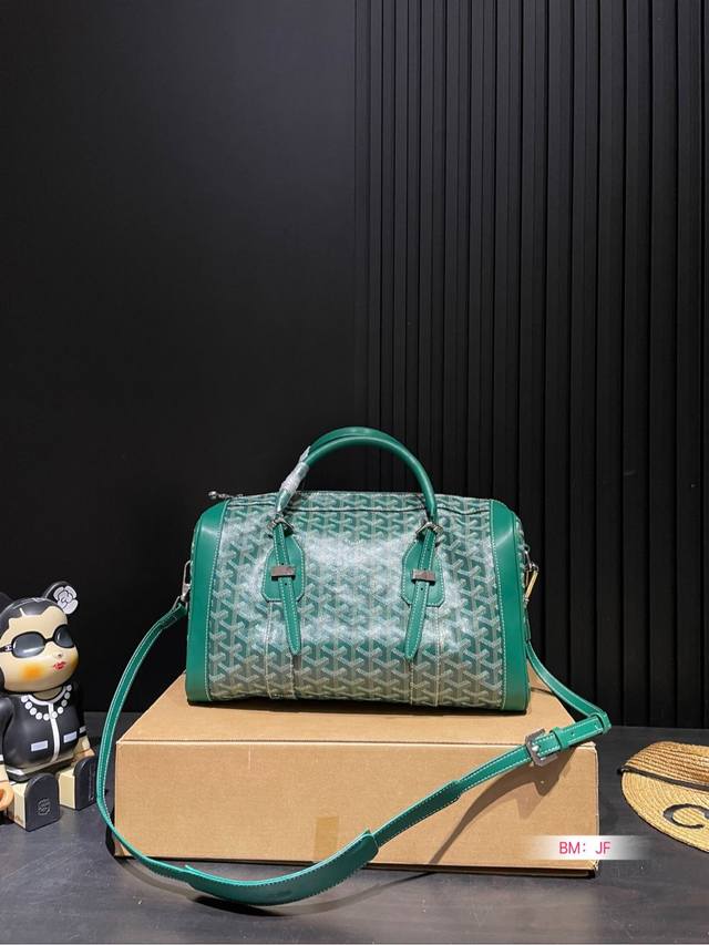 Goyard戈雅枕头包 经典图案!原版花料配牛皮! 顶级五金!顶级做工! 大容量!旅行必备 尺寸:36*20 Goyard戈雅枕头包 经典图案!原版花料配牛皮! 顶级五金!顶级做工! 大容量!旅行必备 尺寸:36*20