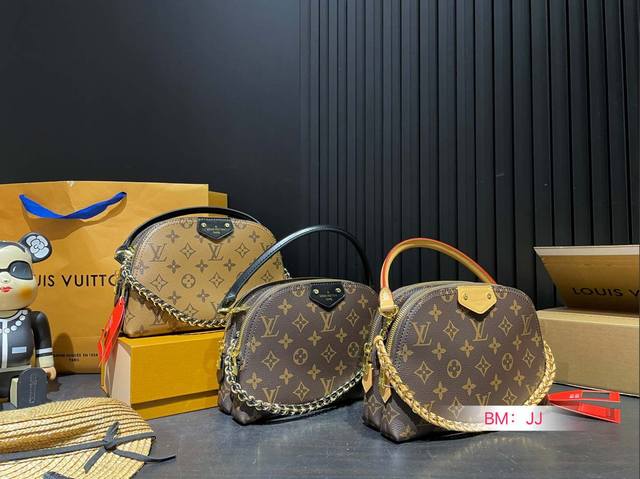 配折叠礼盒 Lv 双层 贝壳包 Lv 路易威登 贝壳包 新品系列最新teddy系列 搭配起来超级美腻 超级推荐 走秀款同步 上身效果好 原版五金带logo 超级