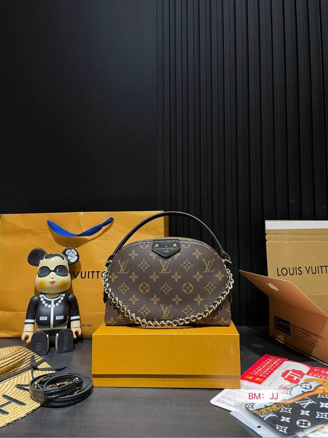 配折叠礼盒 Lv 双层 贝壳包 Lv 路易威登 贝壳包 新品系列最新teddy系列 搭配起来超级美腻 超级推荐 走秀款同步 上身效果好 原版五金带logo 超级