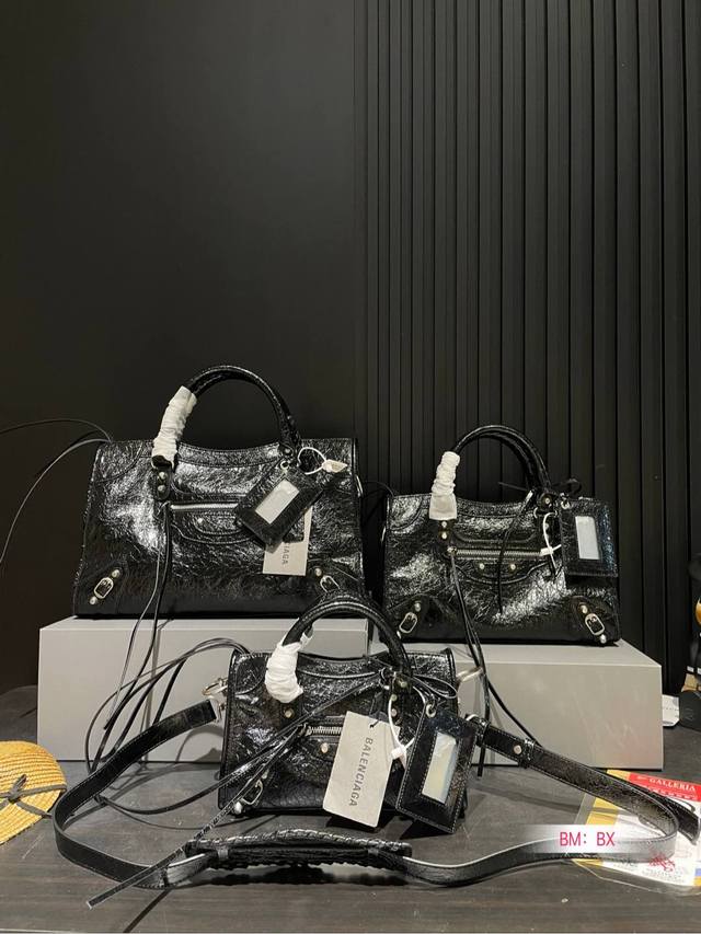 小号 中号 大号 配折叠礼盒 这么帅！不要命啦！巴黎世家机车包！中性风不挑人 男女都可背自重轻便 造型感强实用性高 赶紧安排上吧！尺寸小号24*16 中号30*