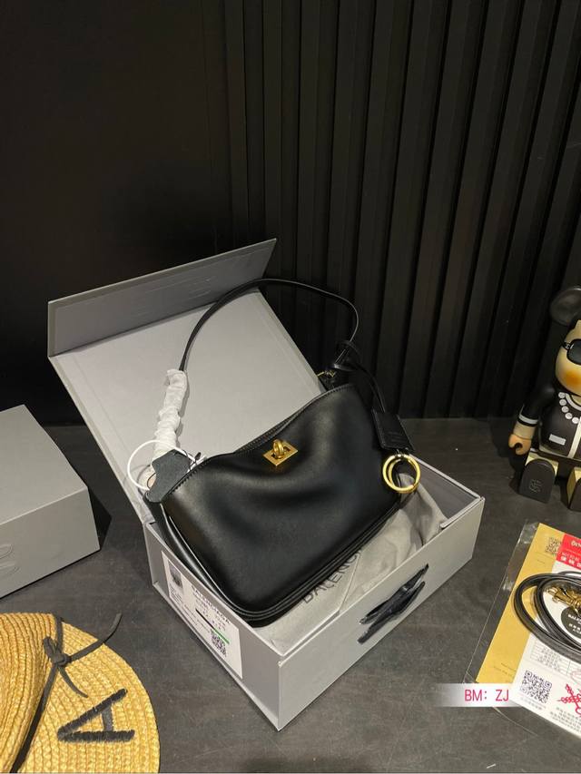 配折叠礼盒 巴黎世家redeo新品腋下包[细节 更新] 新款可以说出道即巅峰，有是一神作，重新开创- -种新的风格，慵懒塌塌的造型用在巴黎世家没有任何违和，有种