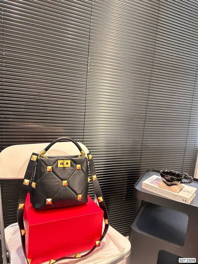 配折叠盒子 华伦天奴水桶valentino大钉包 给人的感觉就非常温柔金色铆钉增加了一丝贵气看着小小一只容量还挺大适合通勤和日常出街 尺寸：20 18 货号23