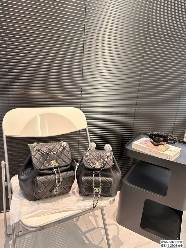 大号 小号 配飞机盒折叠盒子 香奈儿双肩 Chanel23B! 香奶奶太会做双肩包了! 近几季的双肩都是声势浩大 依旧是我熟悉的复古感~只要时尚園有 Chane 大号 小号 配飞机盒折叠盒子 香奈儿双肩 Chanel23B! 香奶奶太会做双肩包了! 近几季的双肩都是声势浩大 依旧是我熟悉的复古感~只要时尚園有 Chane
