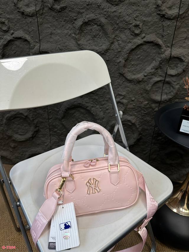 Mlb保龄球枕头包 美式复古学院风 出片率真的超高 容量我都不想夸了 闭眼入～ 尺寸23.11Cm