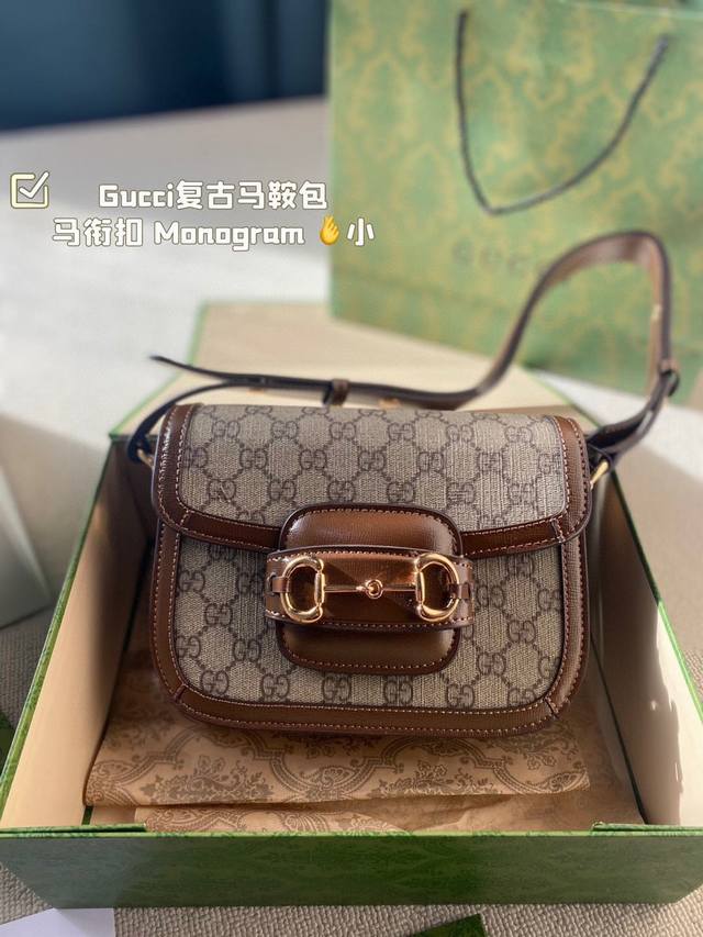 折叠礼盒飞机盒 貌美如花的1955Mini Gucci复古马鞍包 真的好好看！专柜对版高版本 经典的马衔扣+Monogram+勾边设计 真的太爱啦！尺寸：21C