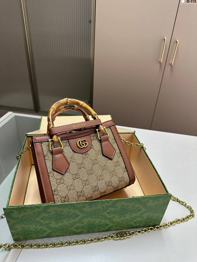 Gucci 酷奇竹节包 Guccidiana竹节手柄托特tote购物袋最新系列 这个款复古韵味特别浓 上身效果也超赞 D-113尺寸20×16折叠盒 Gucci 酷奇竹节包 Guccidiana竹节手柄托特tote购物袋最新系列 这个款复古韵味特别浓 上身效果也超赞 D-113尺寸20×16折叠盒