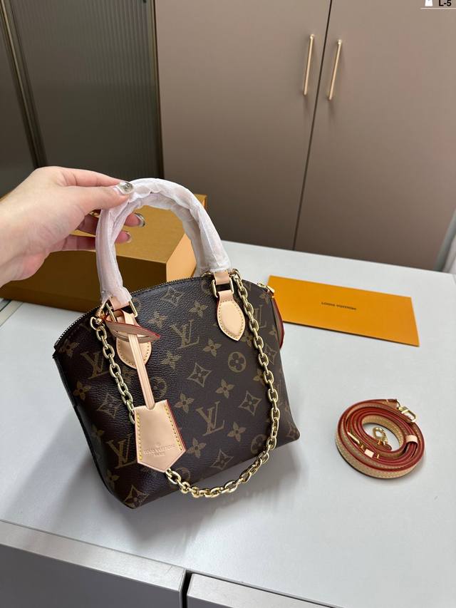 Lv Lockit Bb 手袋 复古链条贝壳 手提包采用 搭配弧形上缘和椭圆饰边,完美呈现了原版设计的经典元素 L-5尺寸16×15折叠盒飞机盒 Lv Lockit Bb 手袋 复古链条贝壳 手提包采用 搭配弧形上缘和椭圆饰边,完美呈现了原版设计的经典元素 L-5尺寸16×15折叠盒飞机盒