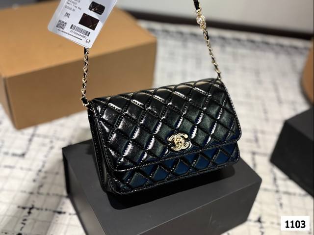 配折叠盒子 香奈儿chanel24K珍珠链条woc 珍珠链条太精美了超级贵气~搭配着金色金属五金精致度拉满 尺寸：19 12.5