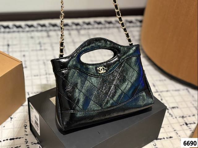 配折叠盒子 香奈儿chanel 31 Bag 再次回归，体积变小还爱吗？ Chanel 31 Bag 高级手工坊秀场再度回归 既2018秋冬复刻完一次，早春又出