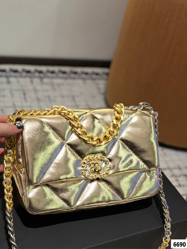 大号 配飞机盒折叠盒子 香奈儿19包 的经典款菱格口盖包 专柜原版开模版型超正做工车线完美 只做高质量识货的来 手感柔软 小仙女必备单品 尺寸 大号25 17