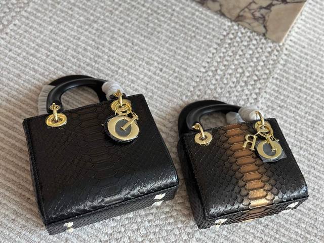 牛皮 折叠礼盒 高级蛇皮纹牛皮4格3格戴妃包高端品质 可随意对比专柜细节 独家出货 高版本第一批 实拍图一组 我们的版本看实拍 Good Lucky 人手必备的