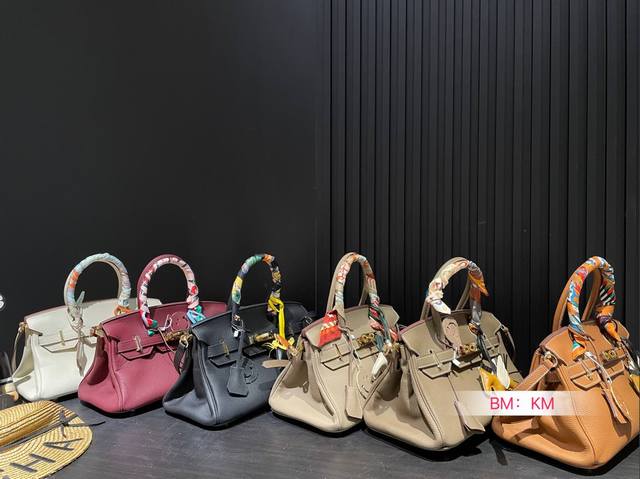 配折叠盒 背铂金包的季节来啦 爱马仕bk 原版品质 头层牛皮 手感!质感! 尺寸:32*18 配折叠盒 背铂金包的季节来啦 爱马仕bk 原版品质 头层牛皮 手感!质感! 尺寸:32*18