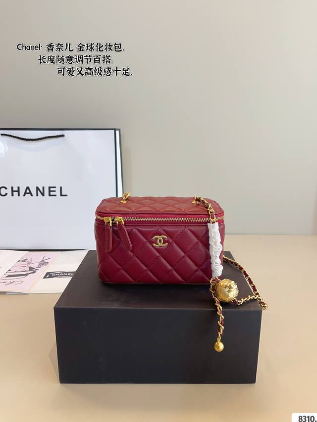 配礼盒. 香奈儿 Chanel 金球化妆包优质 手感超级好 原版五金 超级大牌 以华丽高贵的外形成为当下最炙手可热之作人手必备，明星热捧，精匠之作。尺寸：17*