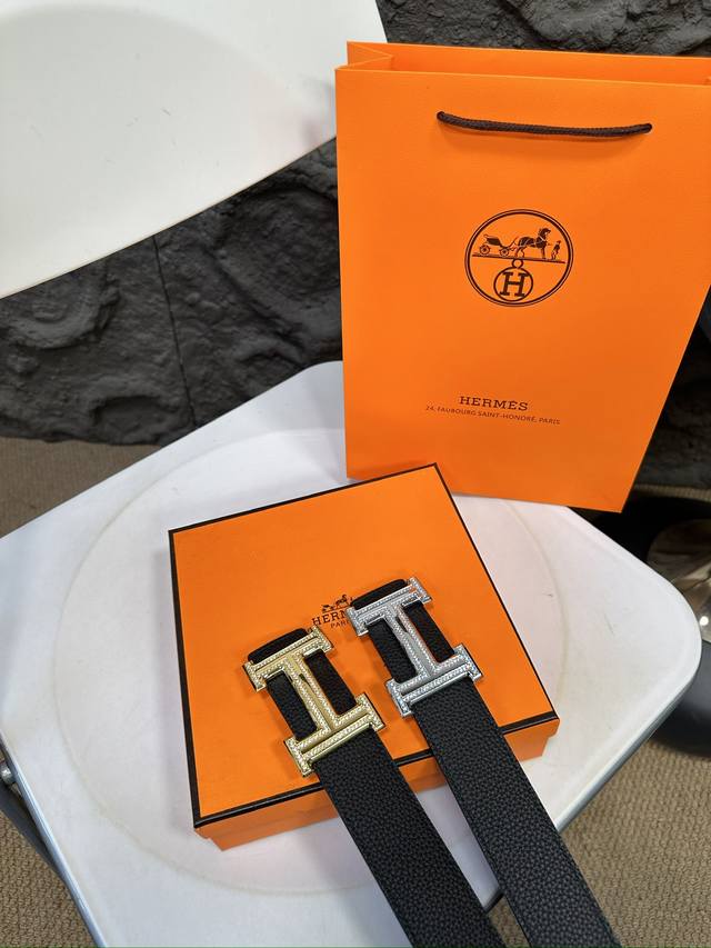 升级版 爱马仕！ ！高版本！ 腰带 嘿哈 原单牛皮皮带～热门款 皮带里面最火的啦～质量很好 全套包装！五金绝对不褪色 皮带头和专柜一样的哦～ 配礼盒手提袋发票