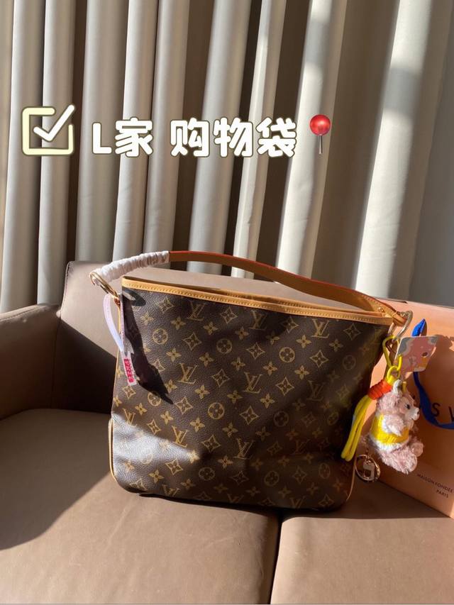 配挂件 L家官网同步上市，印花购物袋，万年不过时 专柜女包 手感超软 超舒服 全部五金都带logo 时尚百搭，网红街拍首选， 尺寸 31*26