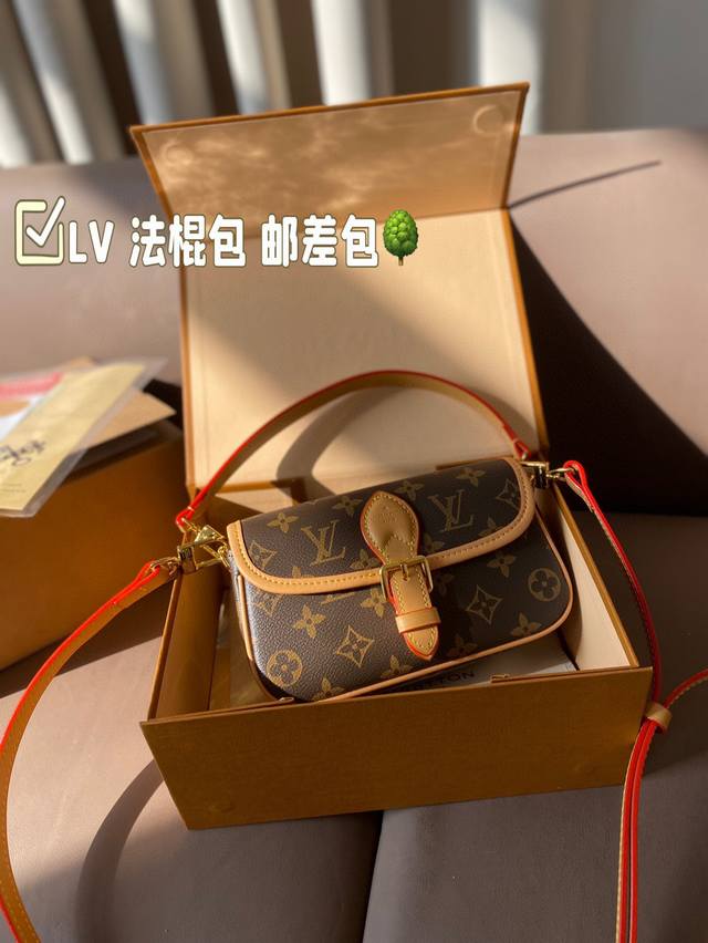 折叠礼盒官网飞机盒 Lv 全新尺寸 法棍包 邮差包 翻盖手袋，网红爆款 这款邮差包真是太有味道了 浓浓的复古风情 的精髓体现的淋漓尽致 挺括明快的线条与丰富的经