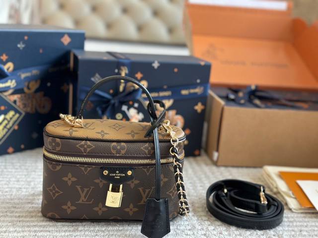 配礼盒 L家 新品化妆包 真的是太好看了！很小巧精致，放遥遥领先宽度刚刚好，再大一点的手机应该也可以，太适合春夏了！老花搭什么衣服都好看！好看好看好看！喜欢的姐