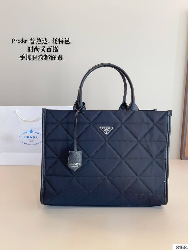 普拉达 新款托特包 日常休闲搭配的理想选择~ 实用又百搭，非常适合放随身物品~ 面料耐磨耐刮蹭，适合大大咧咧的性格~尺寸：39*11*30Cm