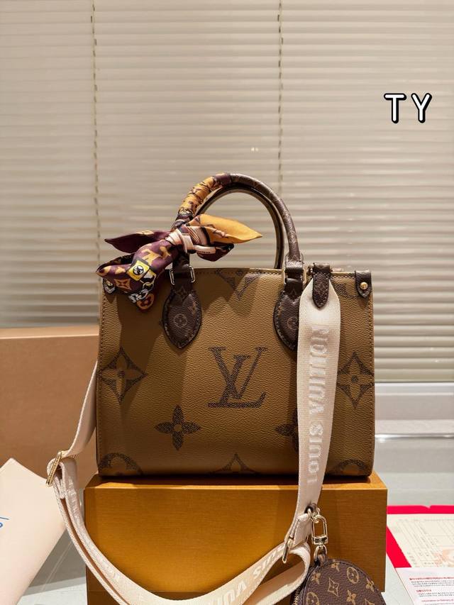 牛皮 配挂件 Lv Onthego 25Cm 丛林包 折叠礼盒 原单品质 Lv A B面喷绘 Onthego妈咪袋 性价比之王这是一款超赞的包型,灵感来自于恶搞 牛皮 配挂件 Lv Onthego 25Cm 丛林包 折叠礼盒 原单品质 Lv A B面喷绘 Onthego妈咪袋 性价比之王这是一款超赞的包型,灵感来自于恶搞